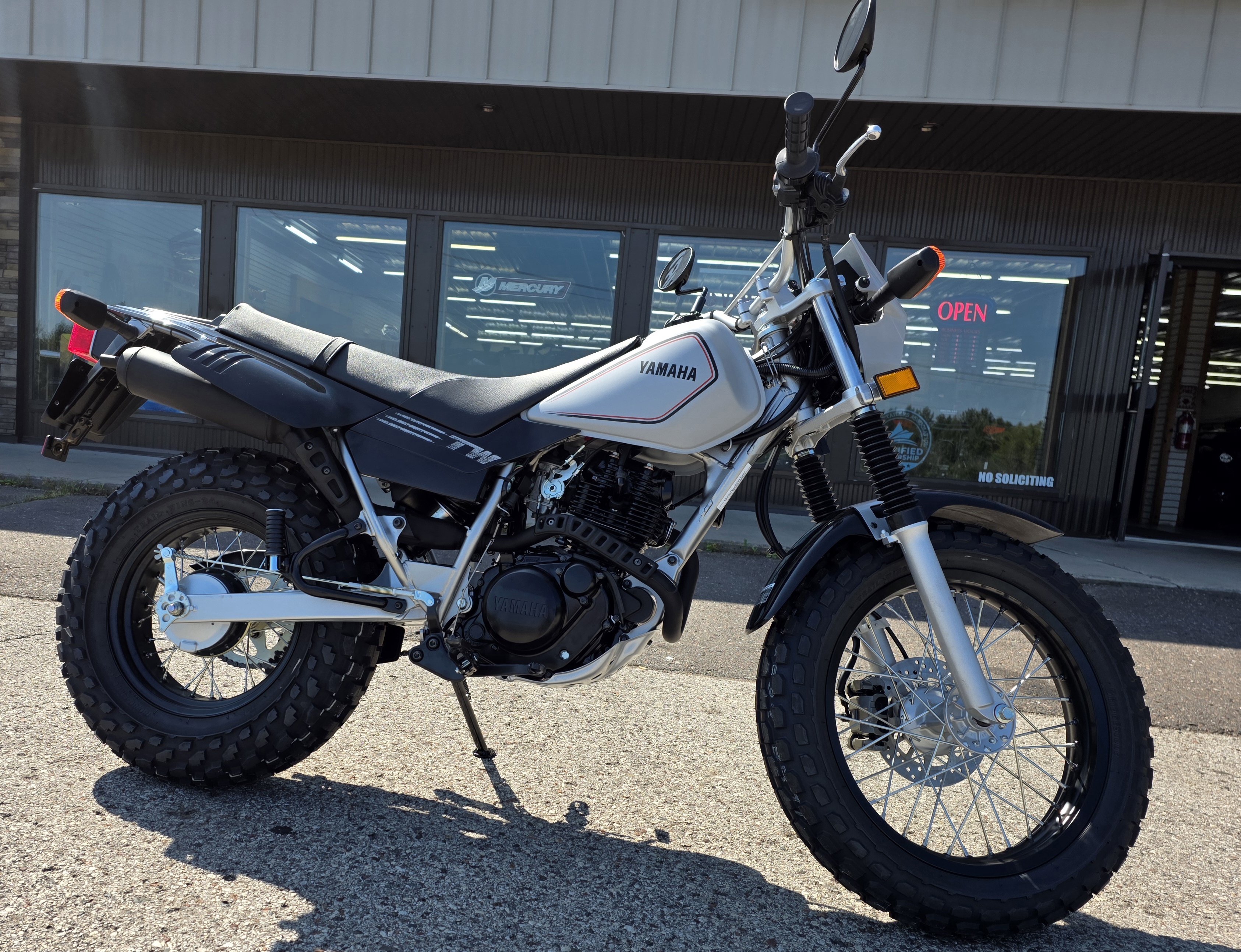 2027 YAMAHA TW200V1 MOTORCYCLE