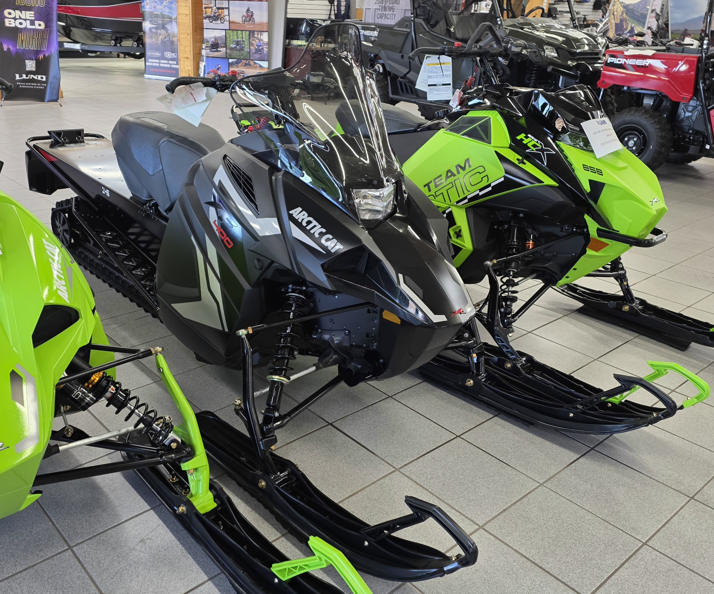 2027 ARCTIC CAT 400 XF SNOWMOBILE